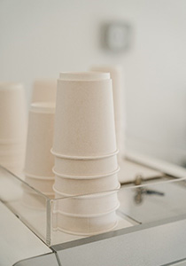 Pila de vasos de papel con doble capa
