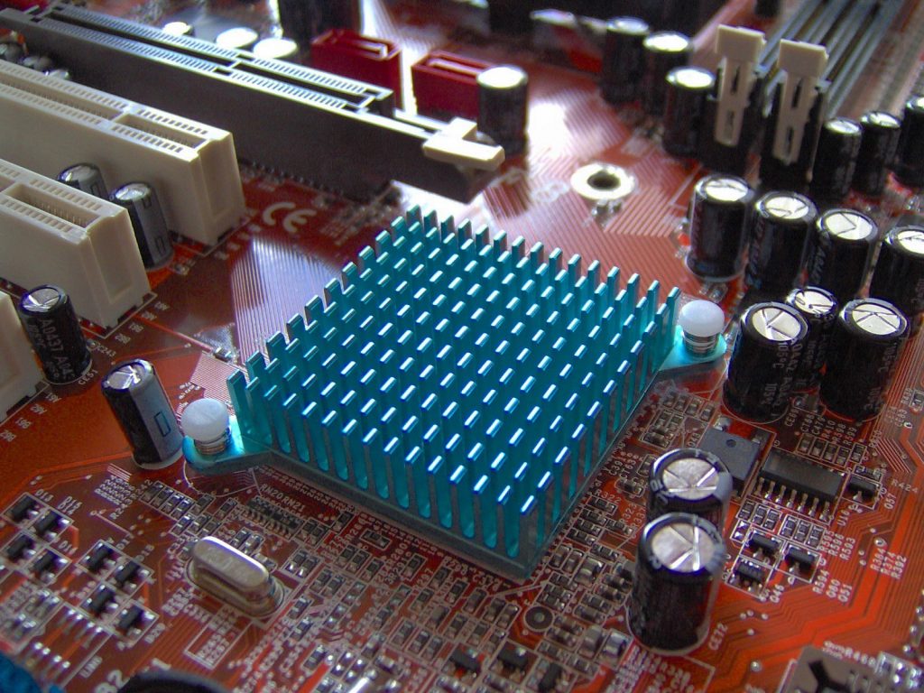 A copper heat sink to move heat away from a motherboard.