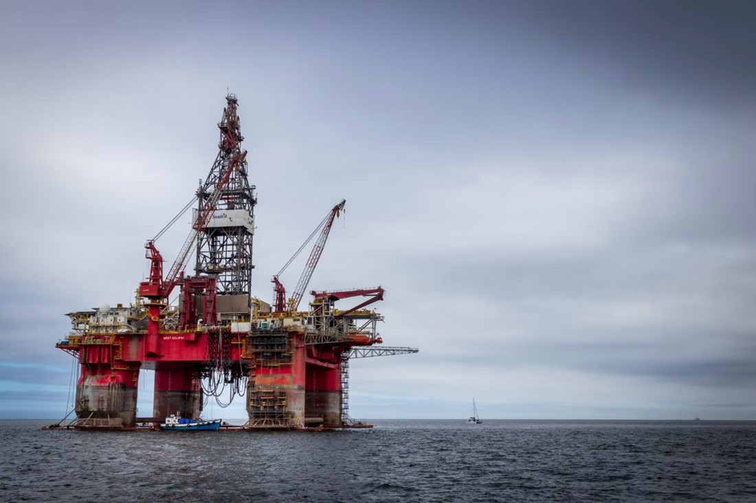 deep ocean oil rig